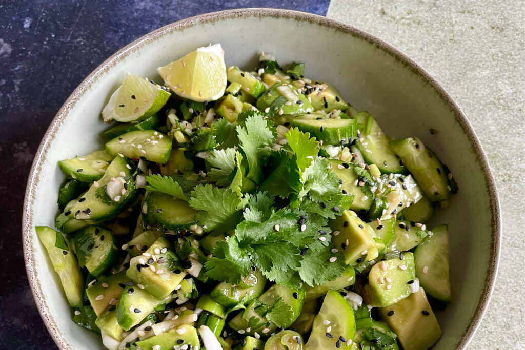 Asiatischer Jungzwiebel-Gurken-Salat