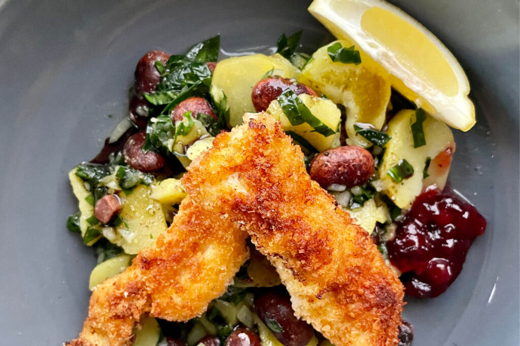 Backhendlsalat mit Kartoffeln und Käferbohnen