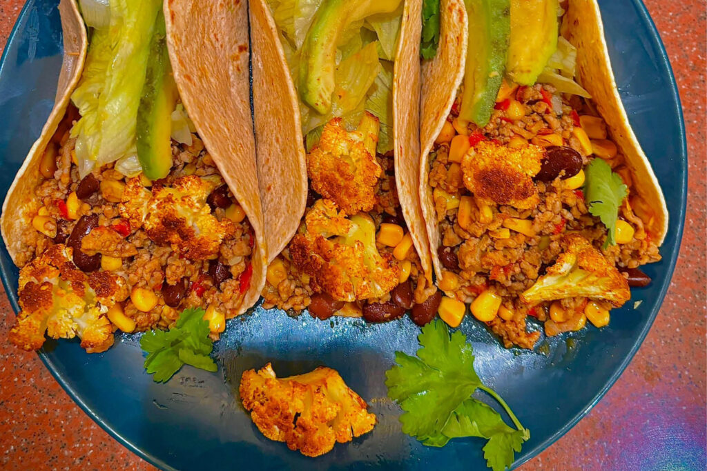 Blumenkohl-Hackfleisch-Tacos mit Mais, Bohnen, Paprika & Salat