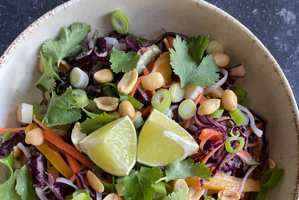 Bunter Thai-Salat mit Erdnussdressing