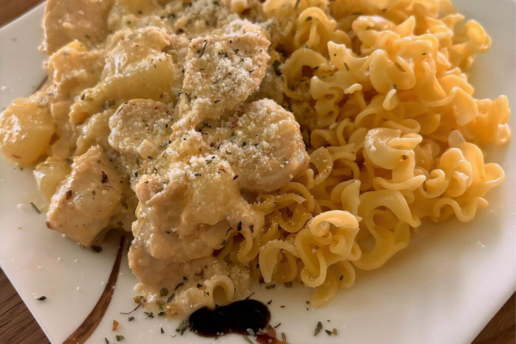 Cremige Kohlrabi-Pasta mit Hühnerfleisch und frischen Kräutern