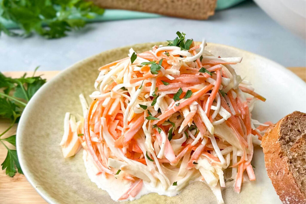 Crunchiger Herbstsalat mit Weißkraut & Sellerie
