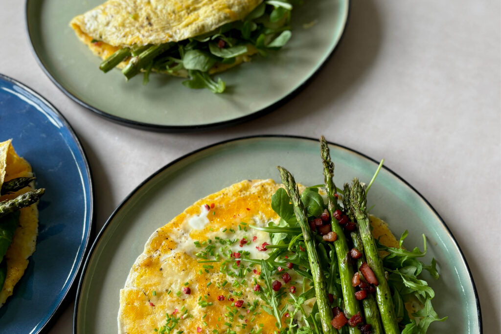 Ei-Omelett mit Rucola, Spargel und Speck