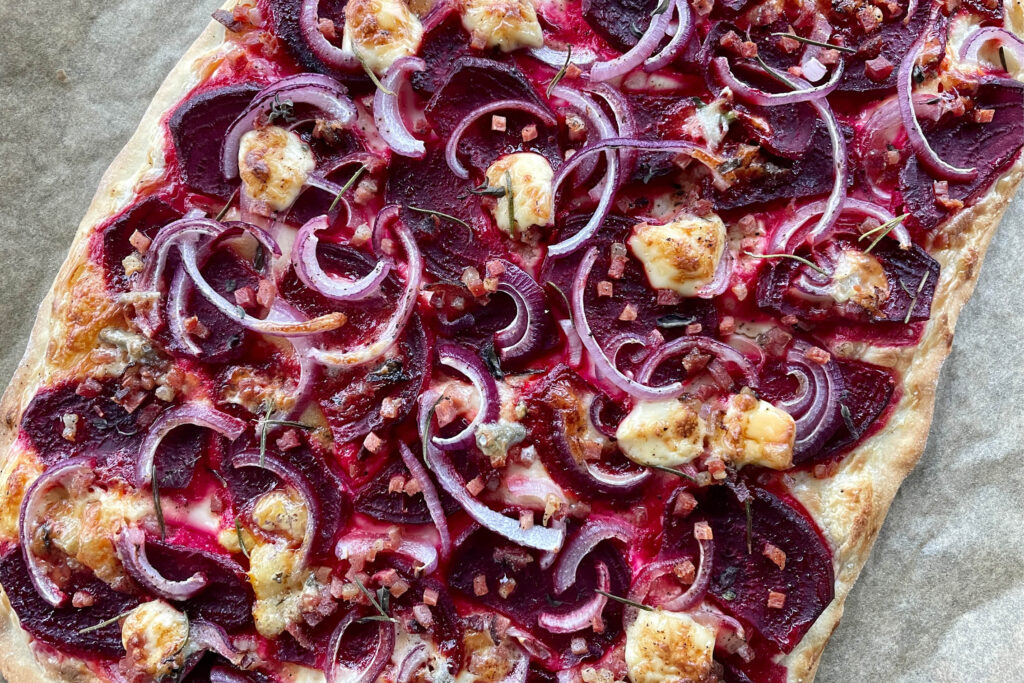 Flammkuchen mit roter Beete und Gorgonzola