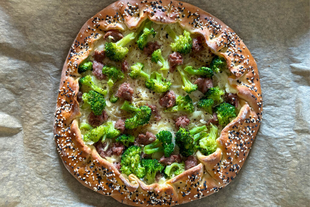Galette mit Brokkoli, Zwiebeln und Salsiccia