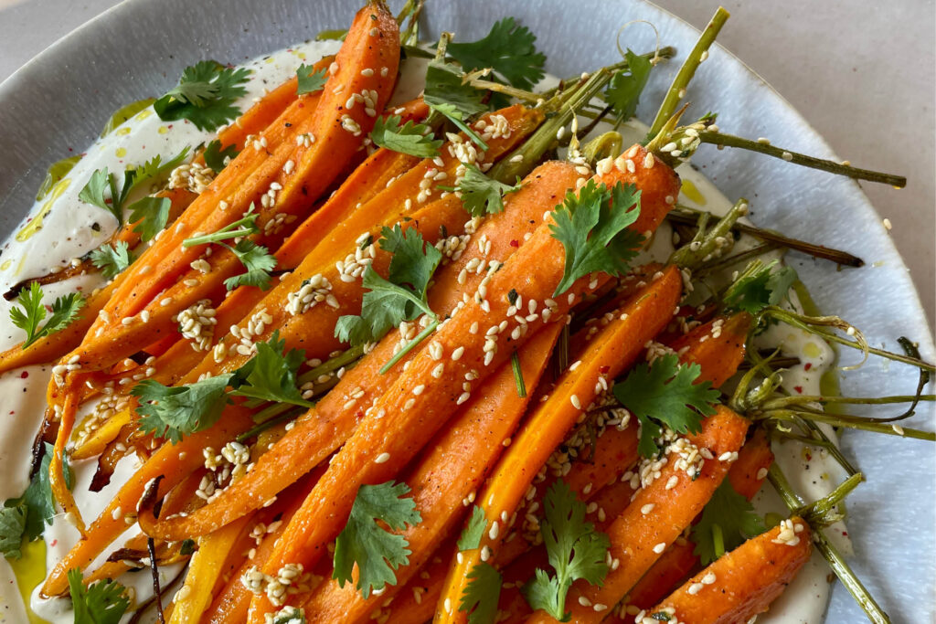 Gegrillte Karotten mit Joghurt-Dip