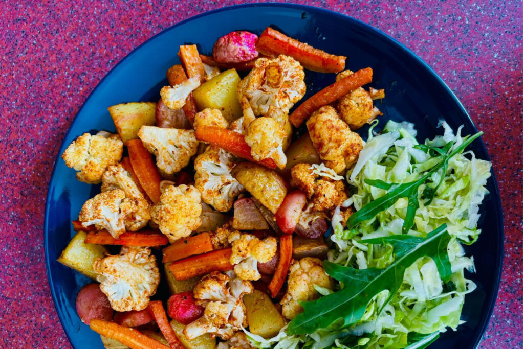 Geröstetes Gemüse mit Frühkraut-Rucola Salat