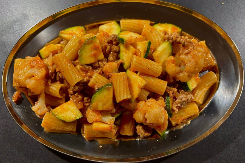 Hackfleisch-Zucchini-Blumenkohl-Nudeln