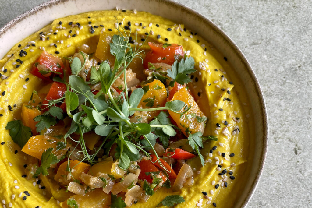 Hummus mit Raz el hanout und gebratenen Paprika
