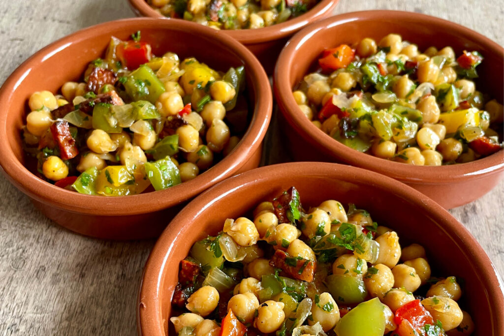 Spanischer Kichererbsen-Paprika-Salat mit Chorizo
