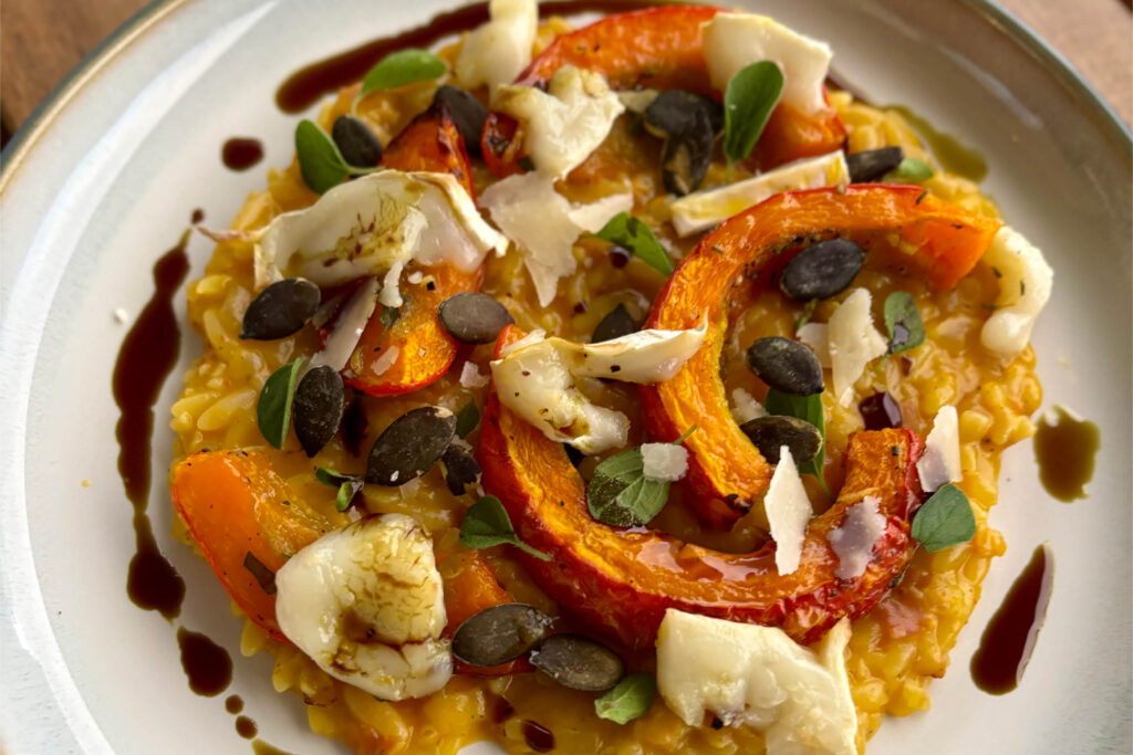 Kürbis-Orzotto mit Speck und ofengeröstetem Kürbis mit Ziegenkäse