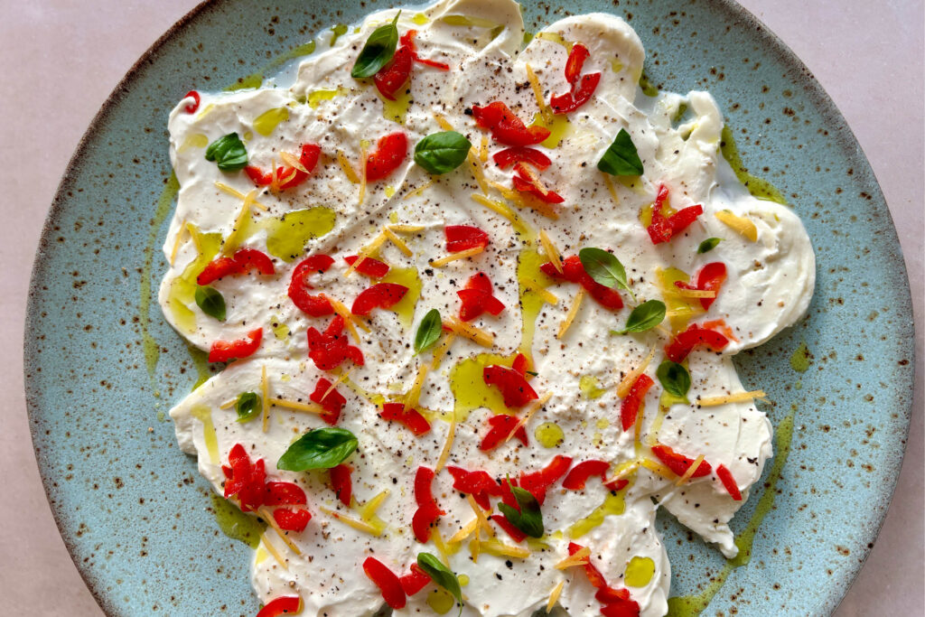 Mozzarella mit Crème fraîche, Paprika und Zitrone