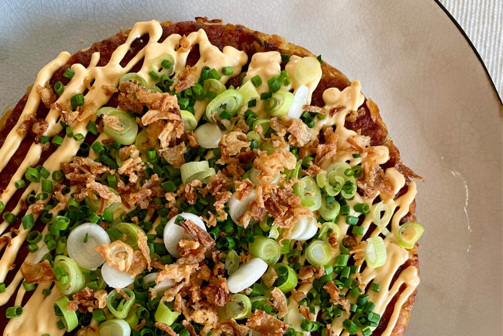 Japanisches Okonomiyaki – Karotten-Kohl-Pfannkuchen
