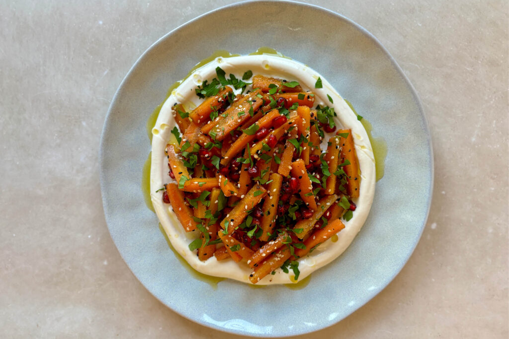Orientalischer Karotten-Salat mit Tahini-Joghurt