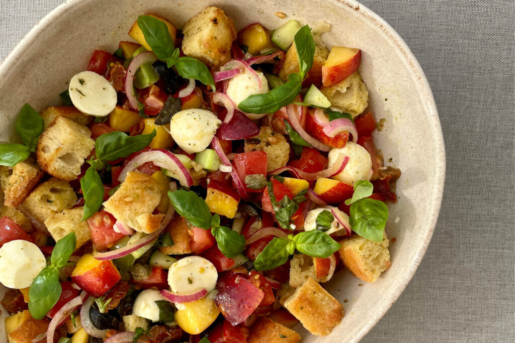 Panzanella mit Tomaten, Nektarinen und Mozzarella