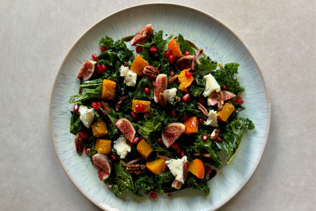 Der perfekte Herbst-Salat mit Grünkohl, Kürbis, Speck, Feigen, Granatapfel, Pecannüssen und Gorgonzola
