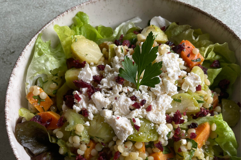 Perlcouscous-Salat mit Sprossenkohl
