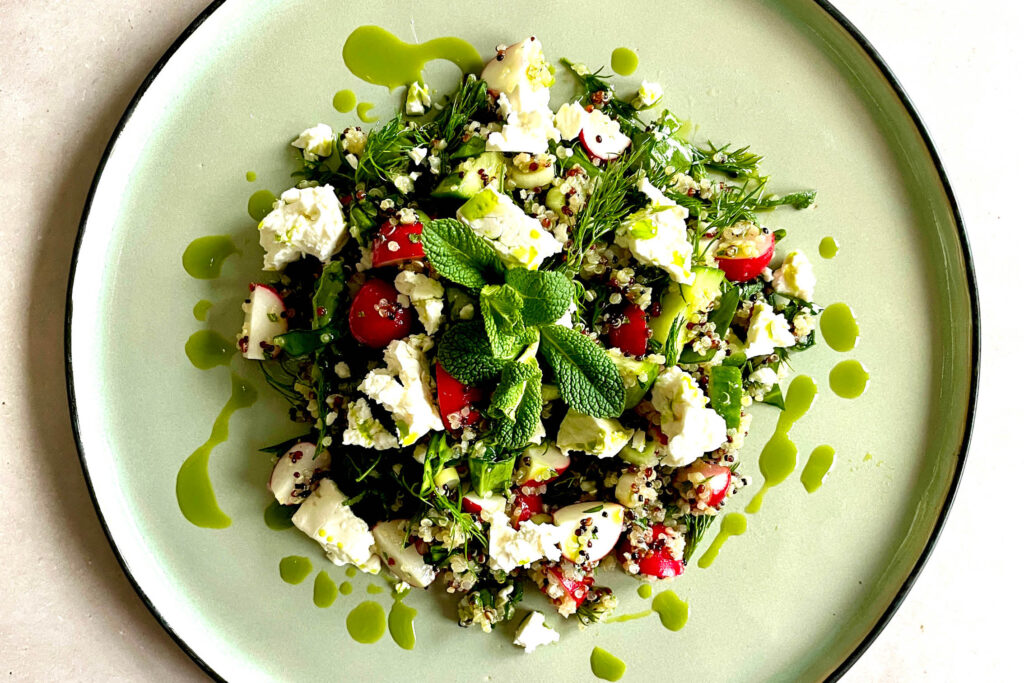 Frühlings-Quinoa-Salat mit Gurke, Radieschen, Minze, Dill und Feta