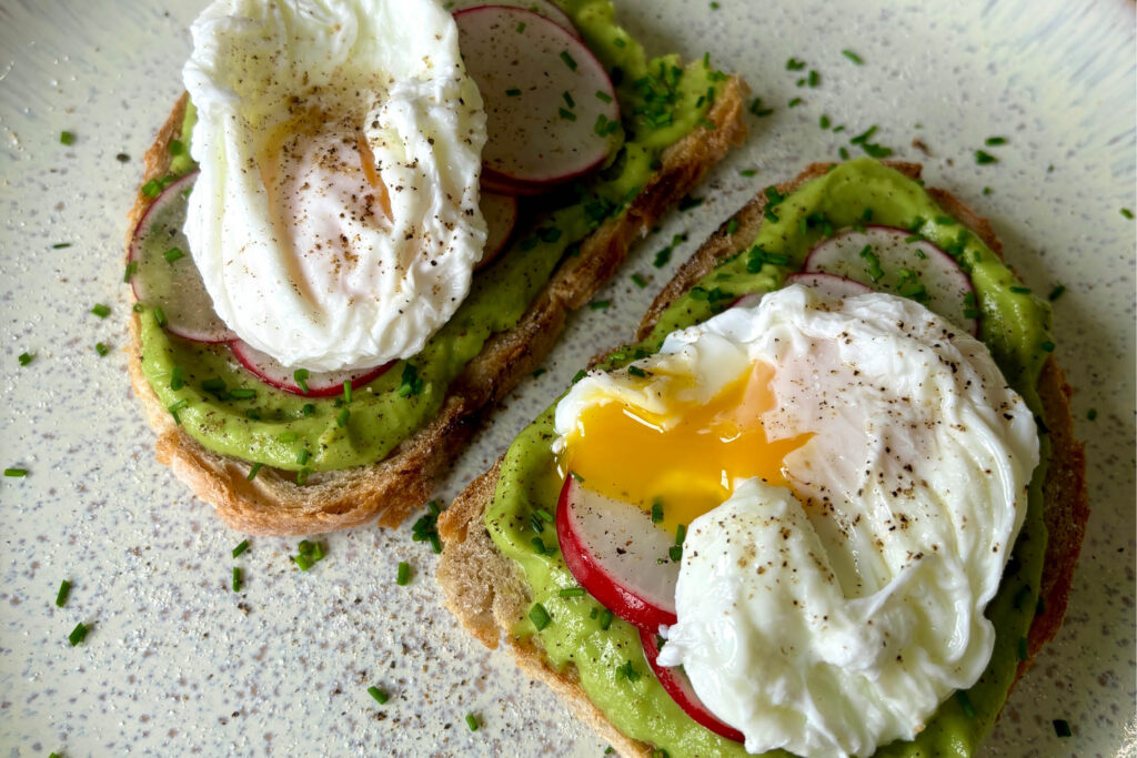 Radieschen-Brot mit Avocado, Schnittlauch und pochiertem Ei