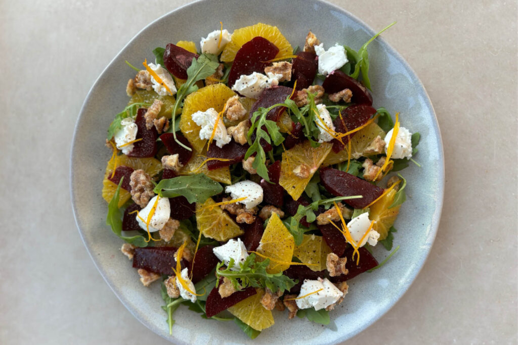 Randig-Orangen-Salat mit Ziegenkäse und karamellisierten Walnüssen