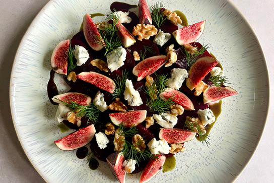 Rote Beete Salat mit Feigen, Gorgonzola und Nüssen
