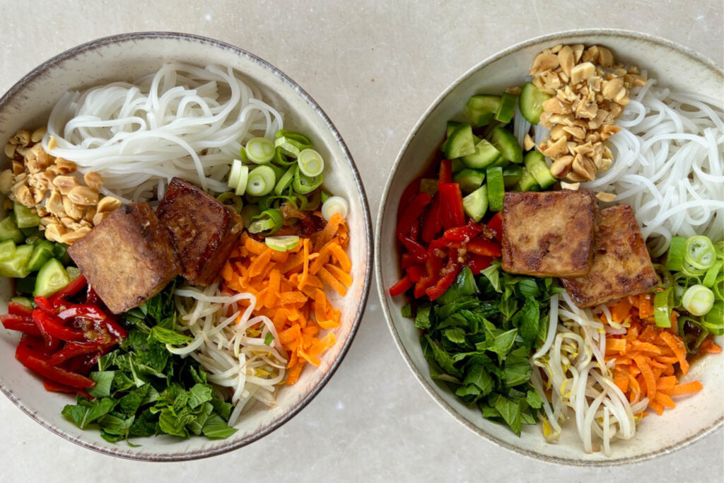 Reisnudelsalat mit Gemüse und Tofu
