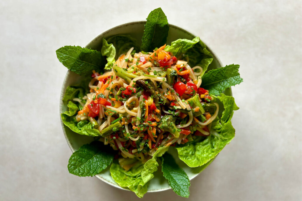 Reisnudelsalat mit Kräutern und Gemüse