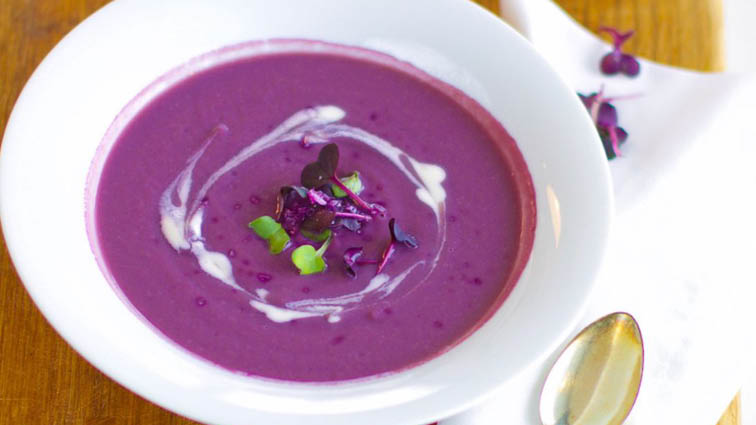 Rotkohlsuppe mit Cashewsahne