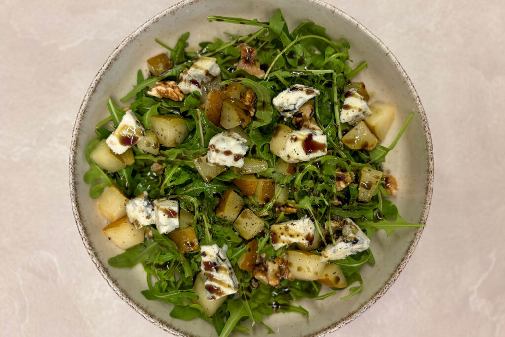Rucola-Salat mit Birnen, Gorgonzola und Walnüssen