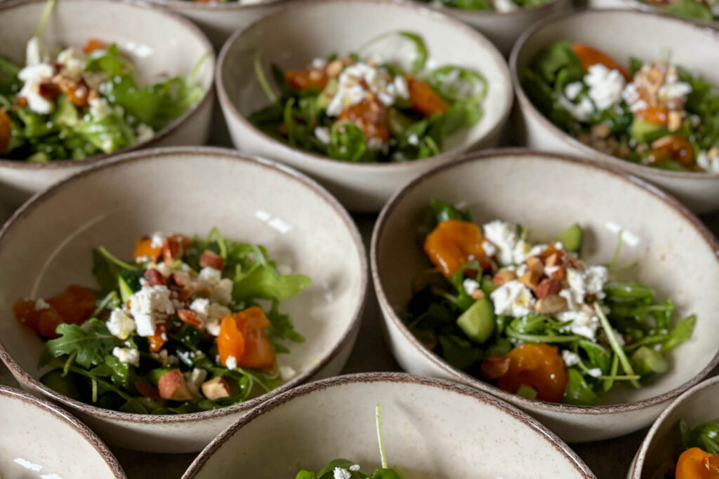 Rucolasalat mit Marillen, Gurke, Rauchmandeln und Feta