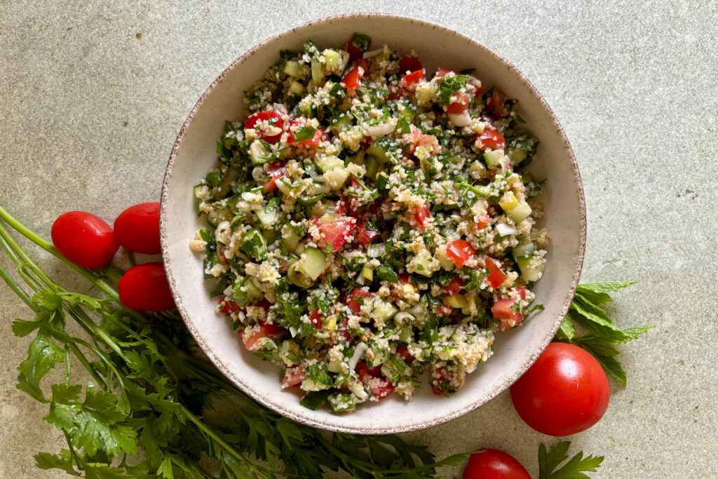 Tabouleh – Bulgur-Petersilien-Salat mit Tomaten, Gurke und Minze
