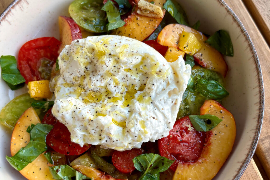 Tomaten-Nektarinen-Salat mit Burrata