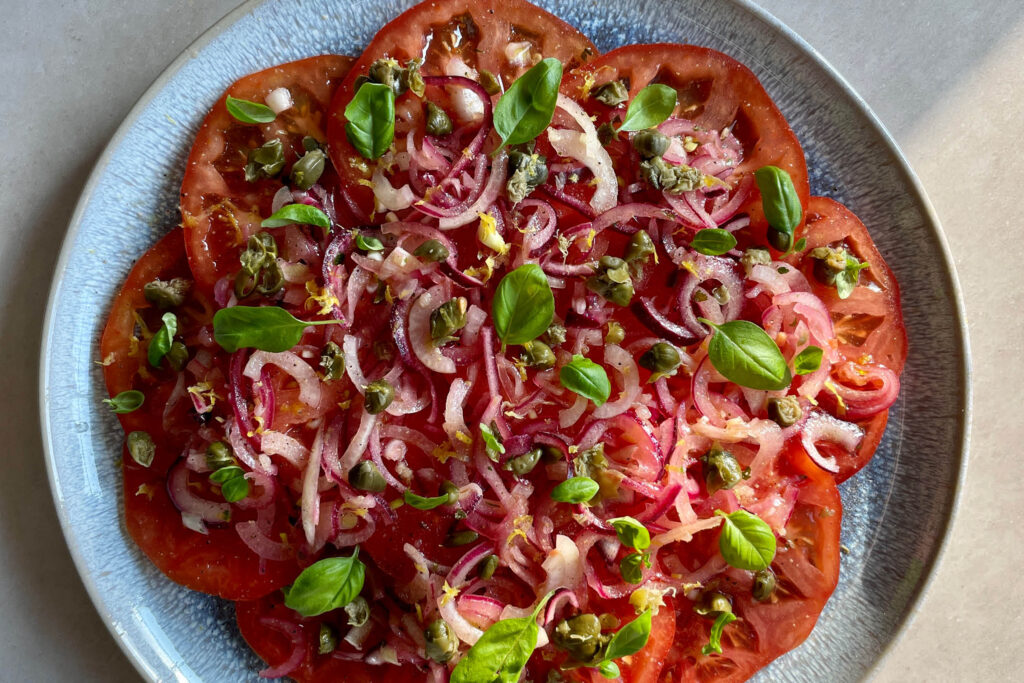 Tomatensalat mit eingelegten Zwiebeln, Kapern und Zitronenvinaigrette