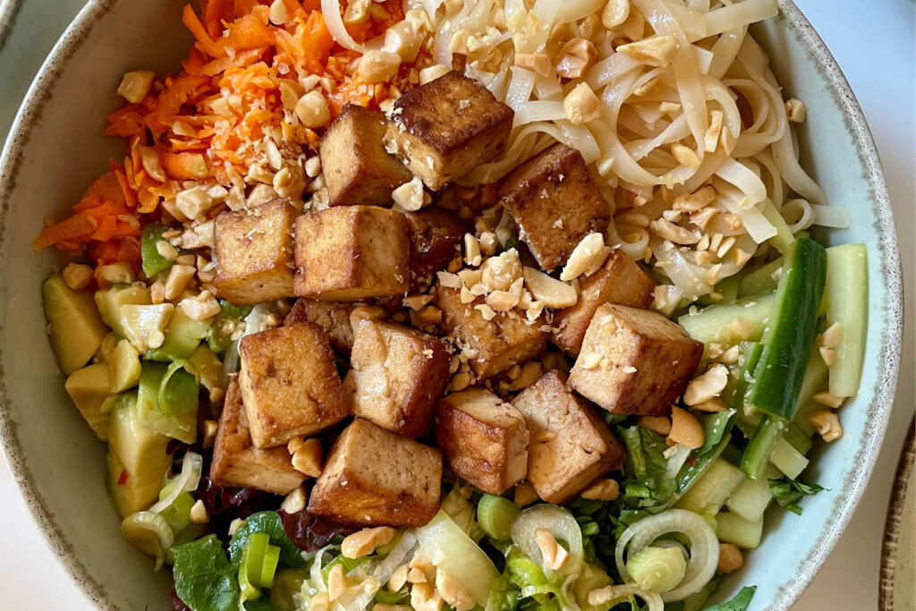 Vietnameischer Reisnudel-Salat mit Gemüse und Tofu