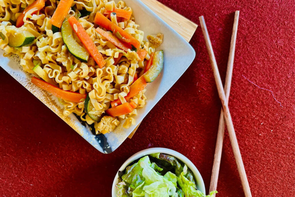 Wok-Gemüse mit Nudeln, Ei & Kraut (klassisch würzig)