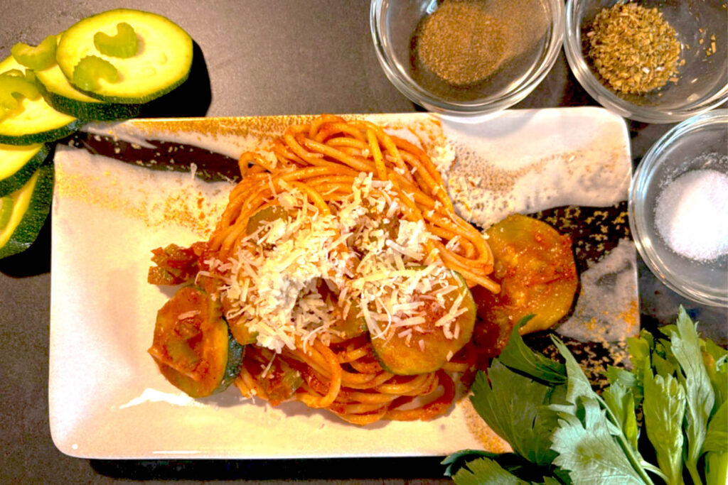 Zucchini-Stangensellerie-Pasta mit Tomatensauce