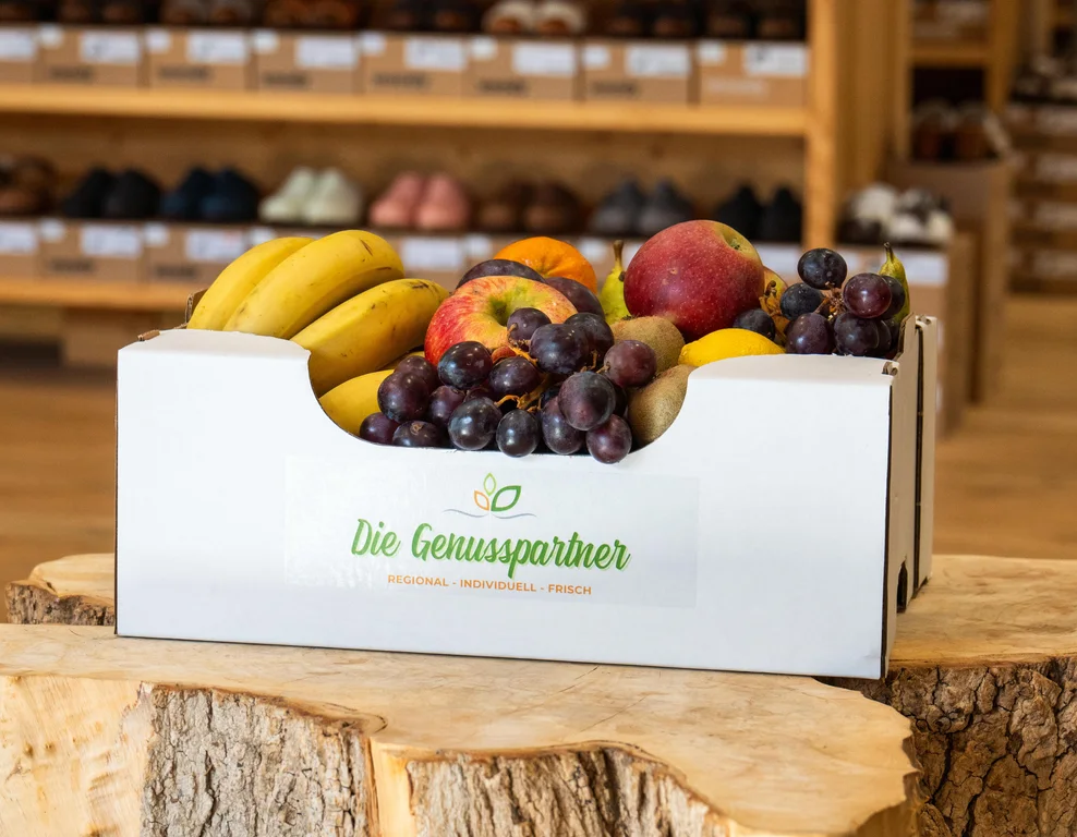 Obstkiste der Genusspartner auf einem Holztisch