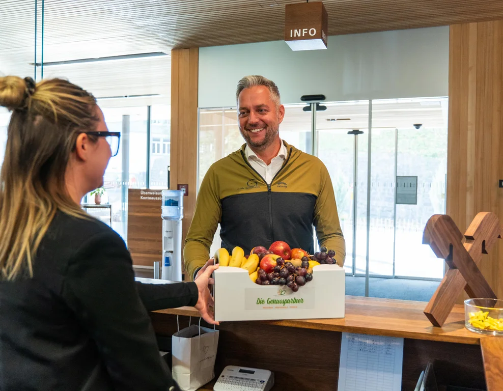 Lieferung einer Obstkiste am Empfang