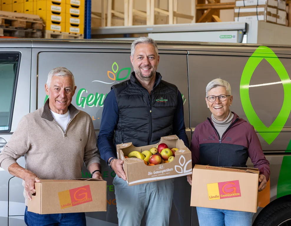 Team der Genusspartner mit Kisten am Lieferwagen